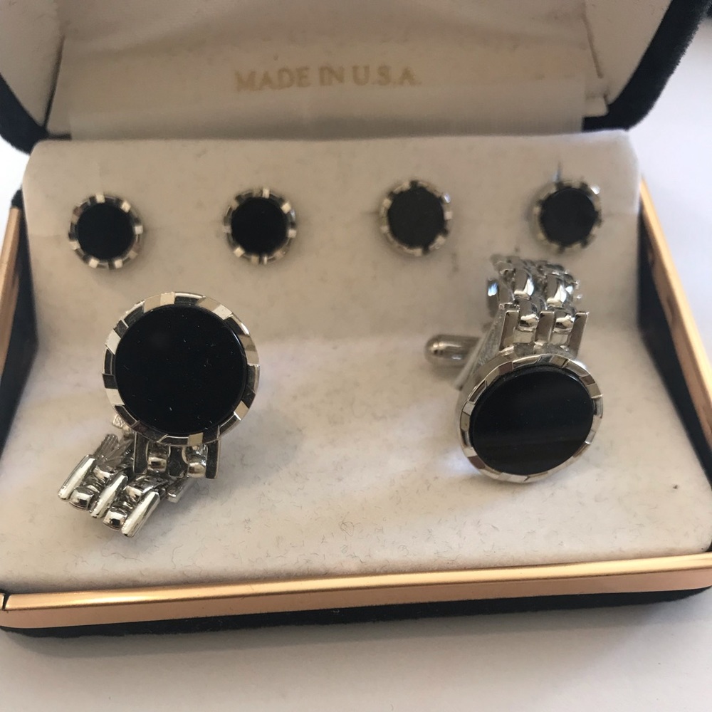 The Competition Onyx Cufflinks with 4 onyx Buttons